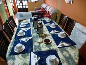 Päivittäinen täysi aamiainen (4 USD per henkilö)