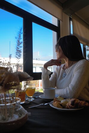 Free daily buffet breakfast