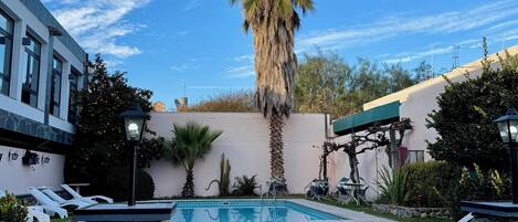 Una piscina al aire libre
