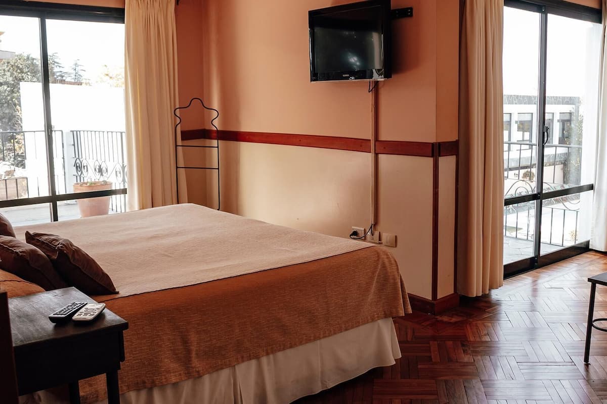 Caja de seguridad en la habitación, wifi gratis y ropa de cama