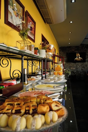 Free daily buffet breakfast