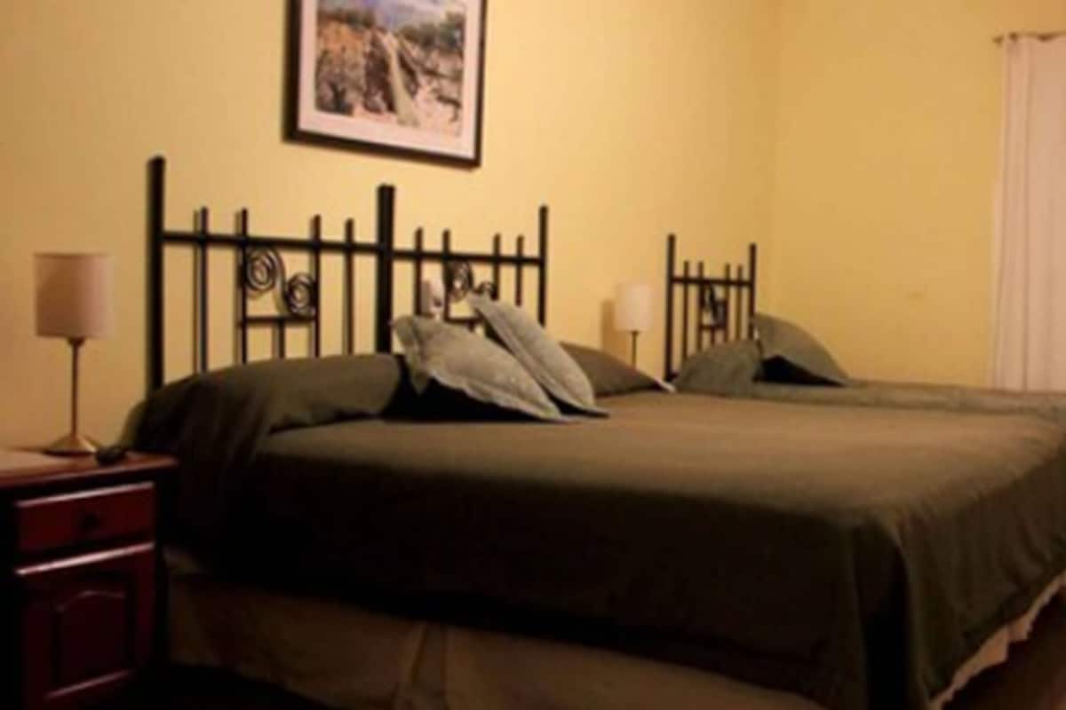 Standard Triple Room, 1 double bed, 1 single bed | Caja de seguridad en la habitación, wifi gratis y ropa de cama