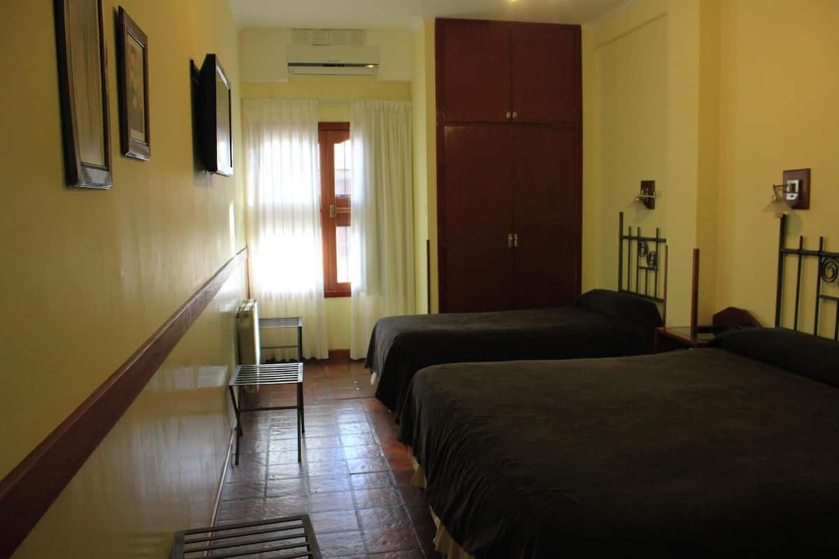 Caja de seguridad en la habitación, wifi gratis y ropa de cama