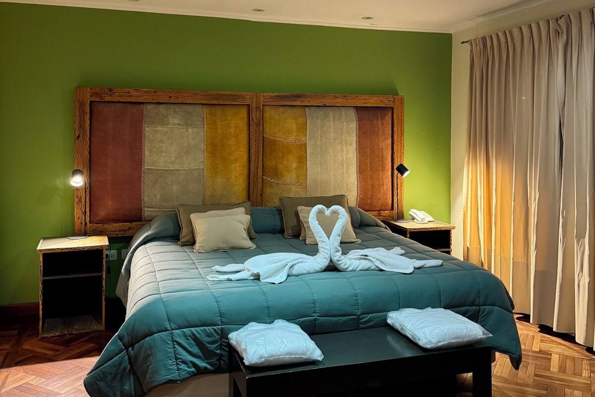 Quarto casal superior | Cofres nos quartos, Wi-Fi de cortesia, roupa de cama