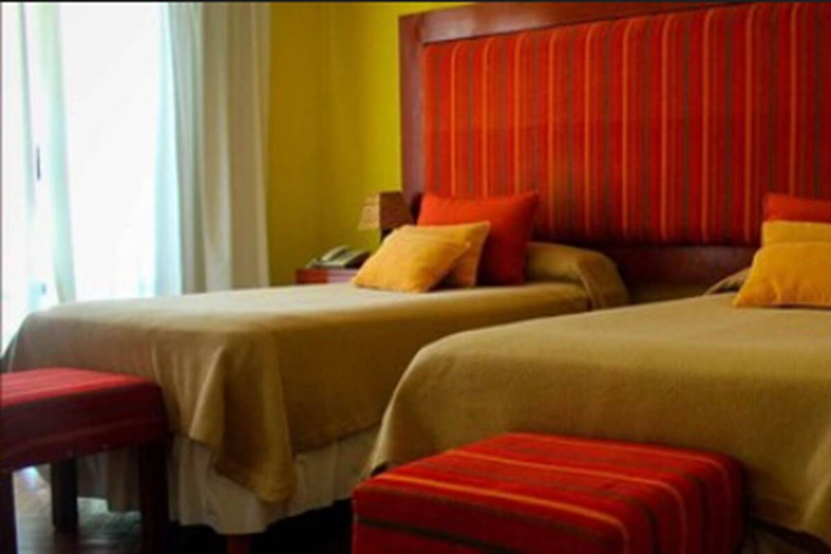 Quarto triplo superior | Cofres nos quartos, Wi-Fi de cortesia, roupa de cama