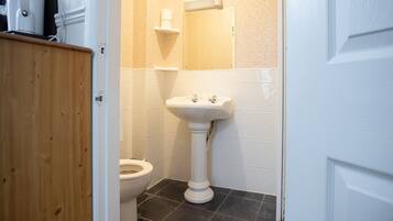 Standard Twin Room, 2 Twin Beds, Non Smoking, Ensuite | Bathroom | Free toiletries, towels