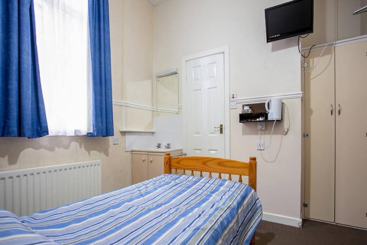Basic Single Room, 1 Single Bed, Non Smoking, Shared Bathroom