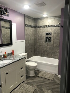 Ensemble douche/baignoire, sèche-cheveux, serviettes fournies, savon