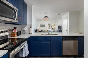 Fridge, microwave, oven, stovetop - Southern Comfort - Walk to any Ole Miss Experience (Oxford)