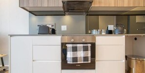 Full-sized fridge, microwave, oven, stovetop - Cape Town Luxury City Apartment (Cape Town)