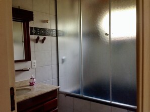 Combined shower/tub, toilet paper - HIGH STANDARD HOUSE, VERY COMFORT, PRIVACY WITH OPTIONAL BOAT RIDE (São Sebastião)