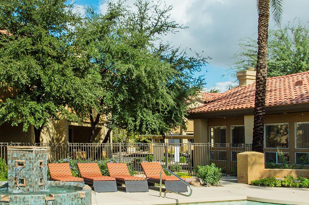 Executive King, Close to Shops, Dining, Golf w Parking 1064
