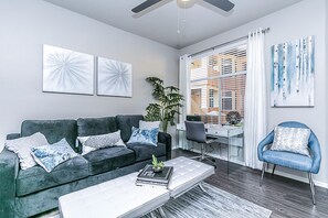 Luxury Condo, 2 Bedrooms, 2 Bathrooms | 2 bedrooms, premium bedding, down comforters, Select Comfort beds - Executive King, Close to Shops, Dining, Golf w Parking 1064 (Scottsdale)