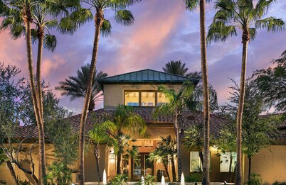 Executive King, Close to Shops, Dining, Golf w Parking 1064