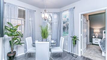 Luxury Condo, 2 Bedrooms, 2 Bathrooms | In-room dining