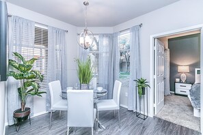 ลักซ์ชัวรี่คอนโด, 2 ห้องนอน, 2 ห้องน้ำ | บริการอาหารในห้องพัก