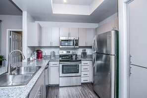 Luxury Condo, 2 Bedrooms, 2 Bathrooms | Private kitchen | Full-size fridge, microwave, oven, stovetop - Executive King, Close to Shops, Dining, Golf w Parking 1064 (Scottsdale)