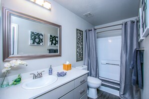 Luxury Condo, 2 Bedrooms, 2 Bathrooms | Bathroom | Combined shower/tub, free toiletries, bathrobes, towels - Executive King, Close to Shops, Dining, Golf w Parking 1064 (Scottsdale)