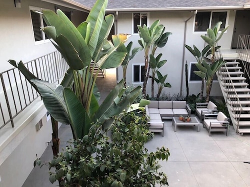 Apt 12: Stunning 2-bed 2-bath Apt Steps to Beach