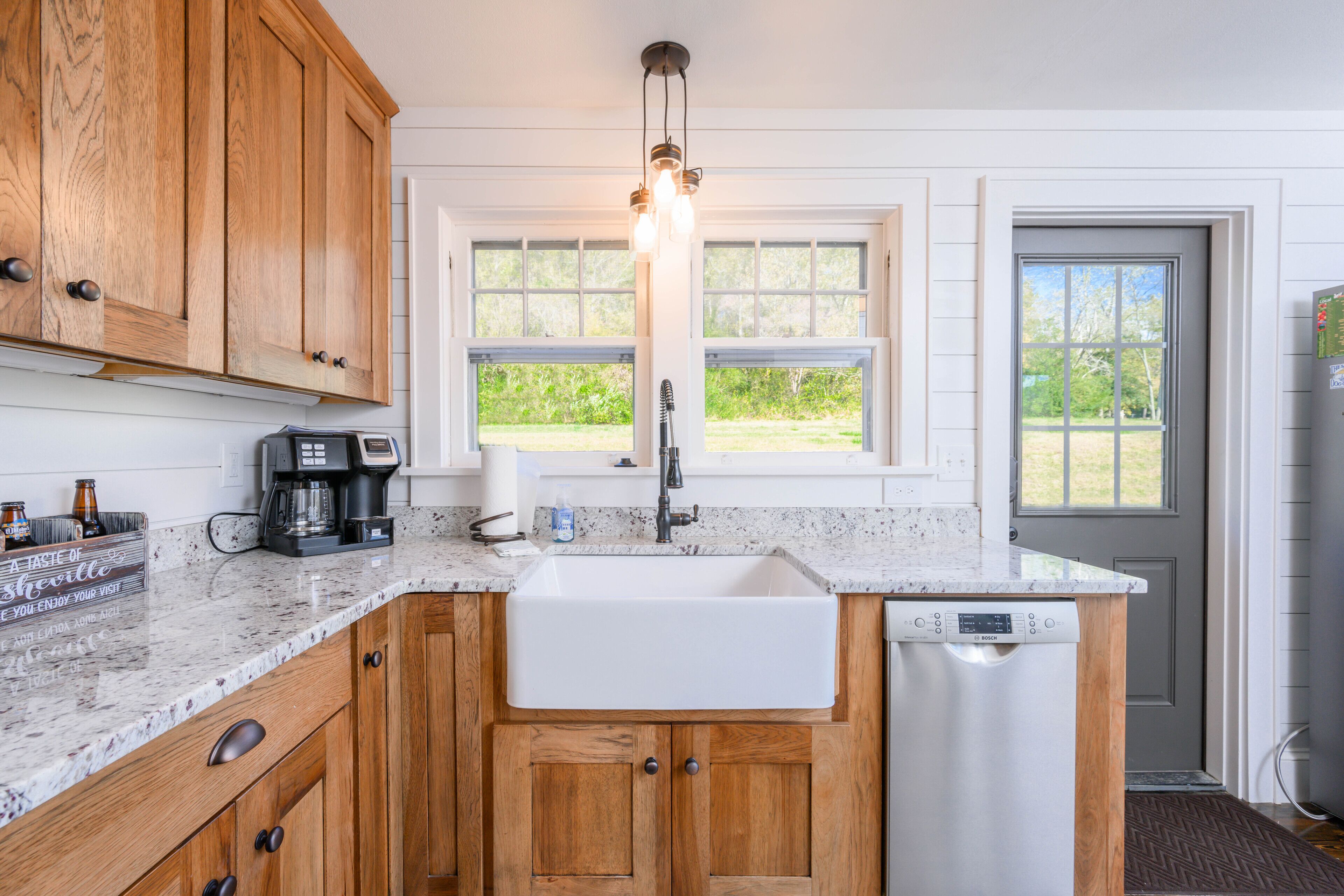 Mr. B's Cottage, 10 Minutes to Downtown Asheville! 