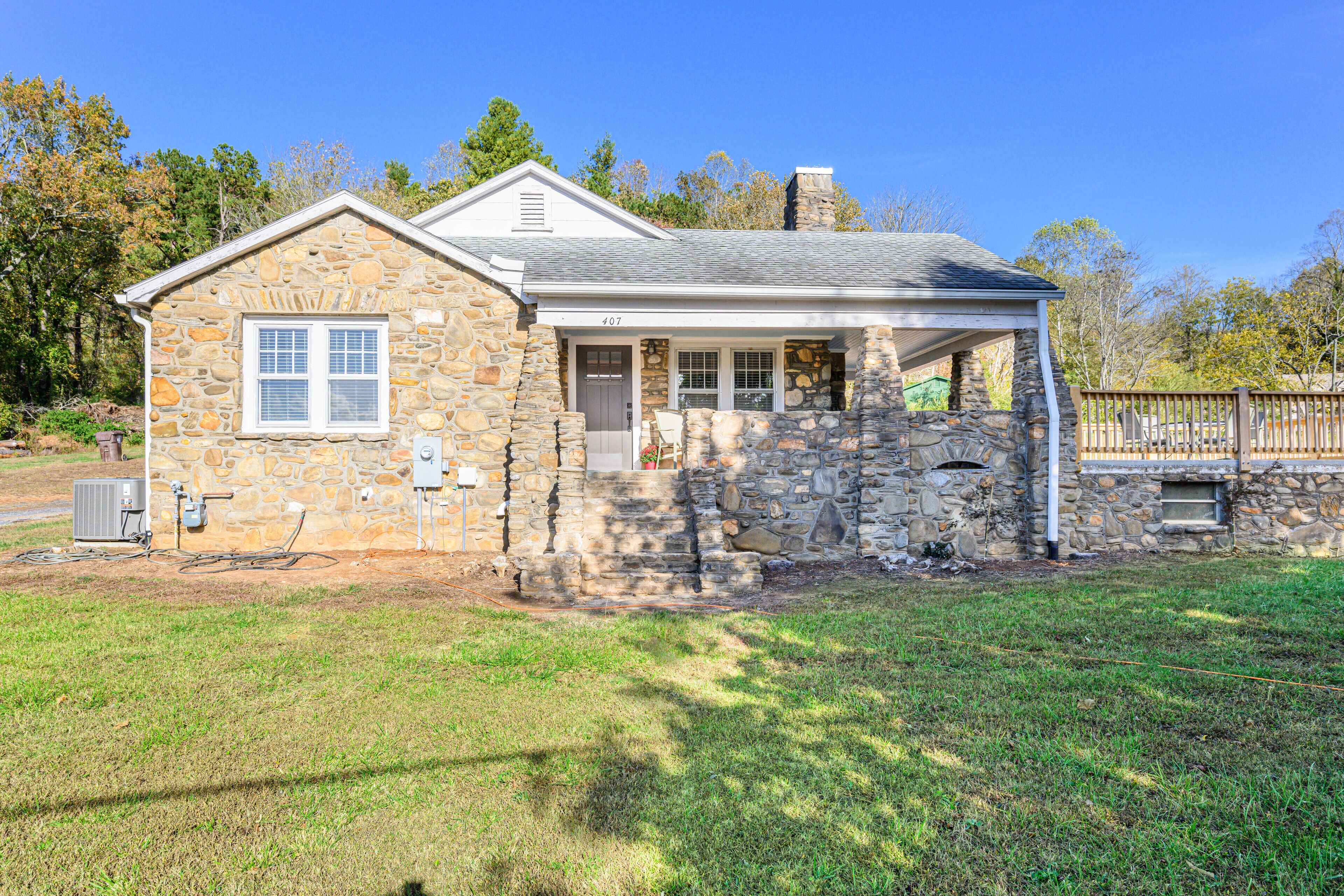 Mr. B's Cottage, 10 Minutes to Downtown Asheville! 