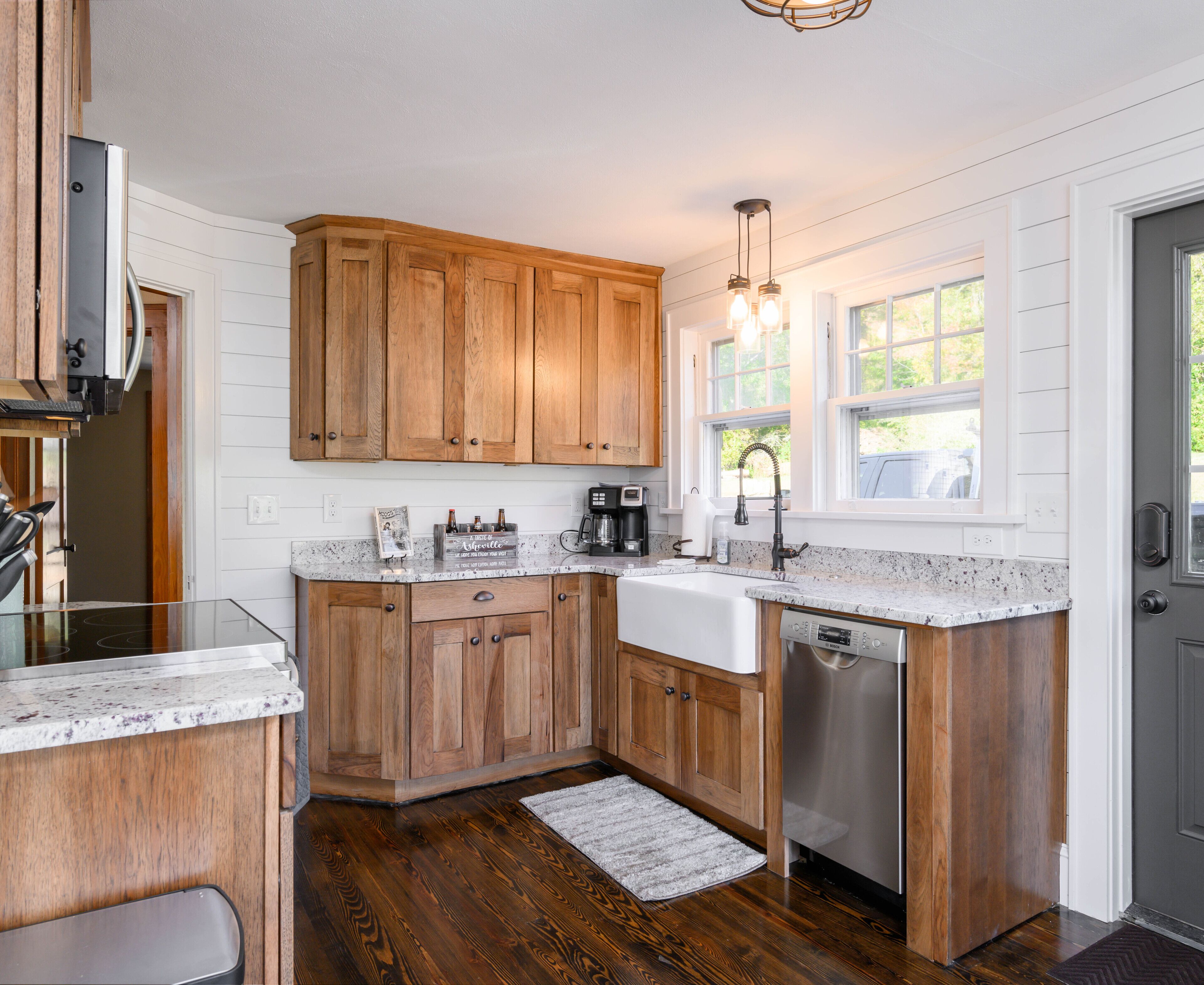 Mr. B's Cottage, 10 Minutes to Downtown Asheville! 