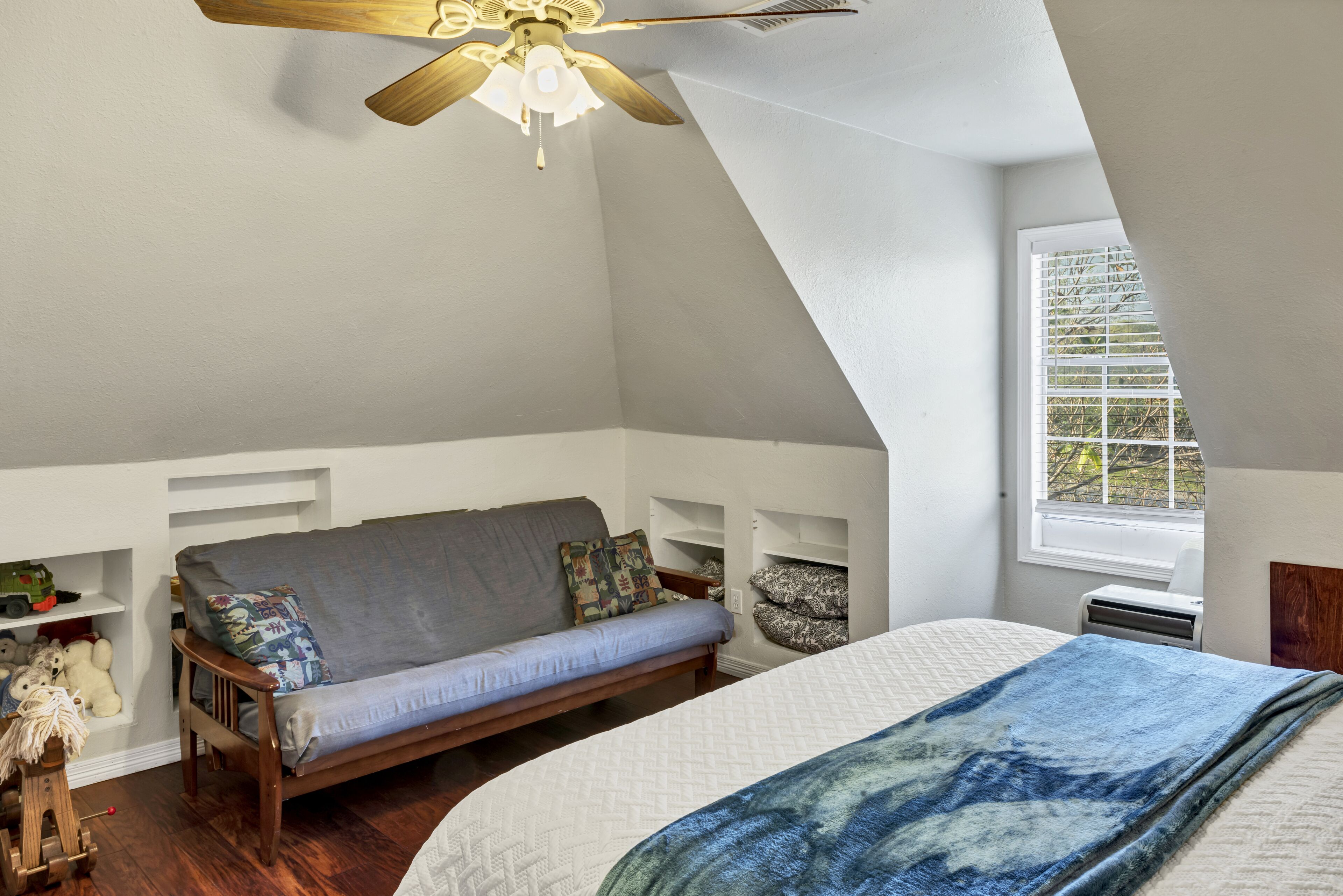 4 King beds, 2 queen beds, and a futon. Private Pool, Fast Wifi