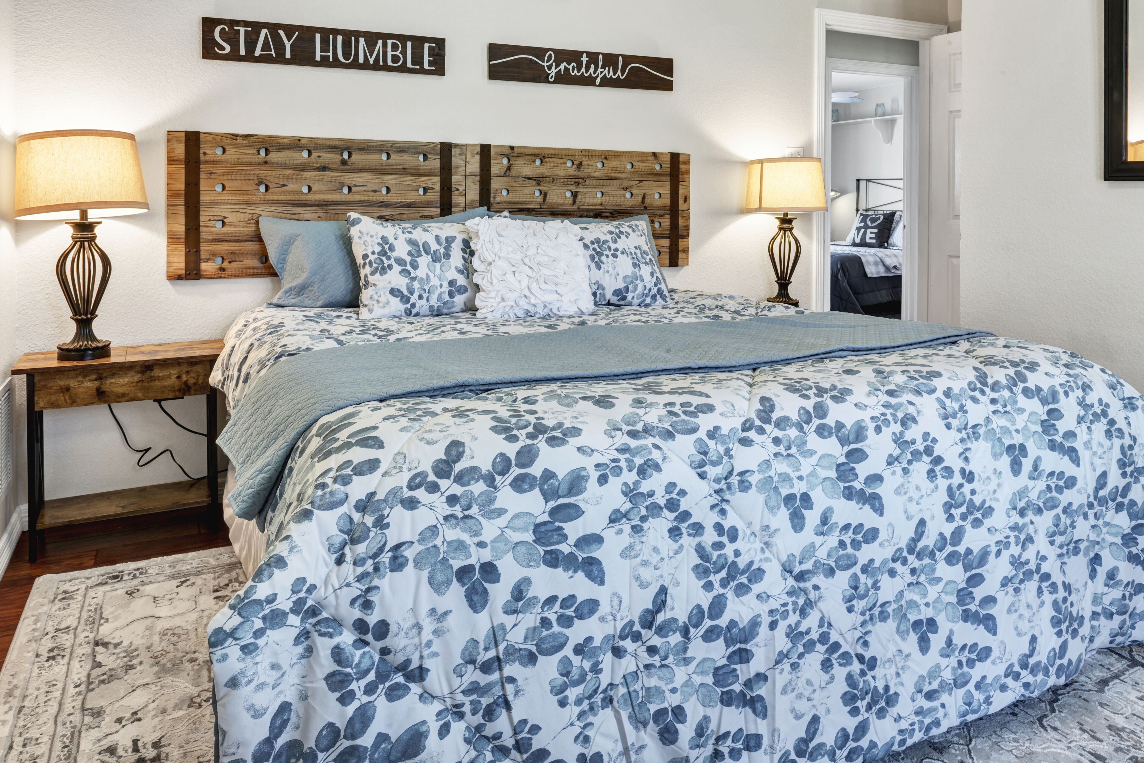 4 King beds, 2 queen beds, and a futon. Private Pool, Fast Wifi