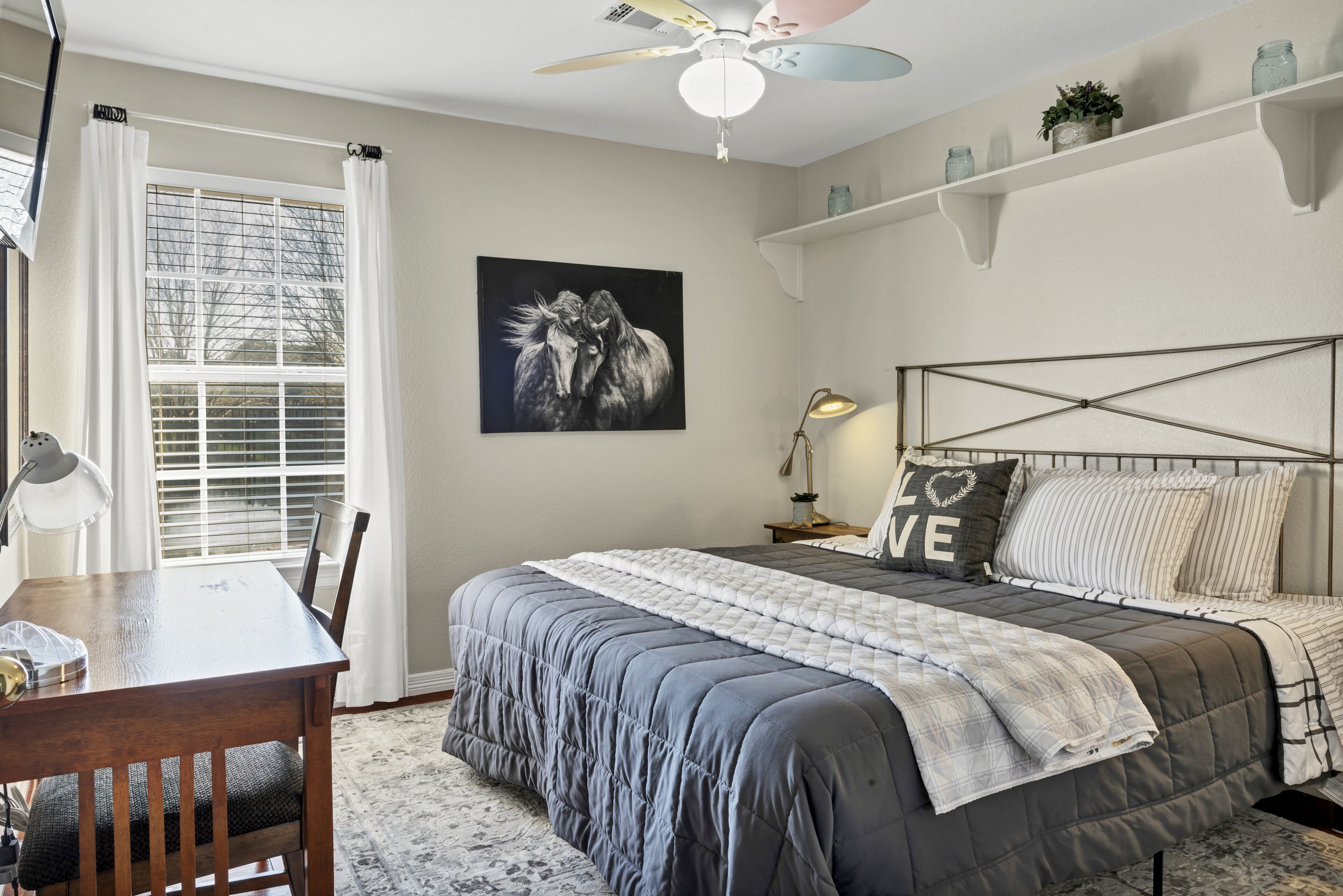 4 King beds, 2 queen beds, and a futon. Private Pool, Fast Wifi