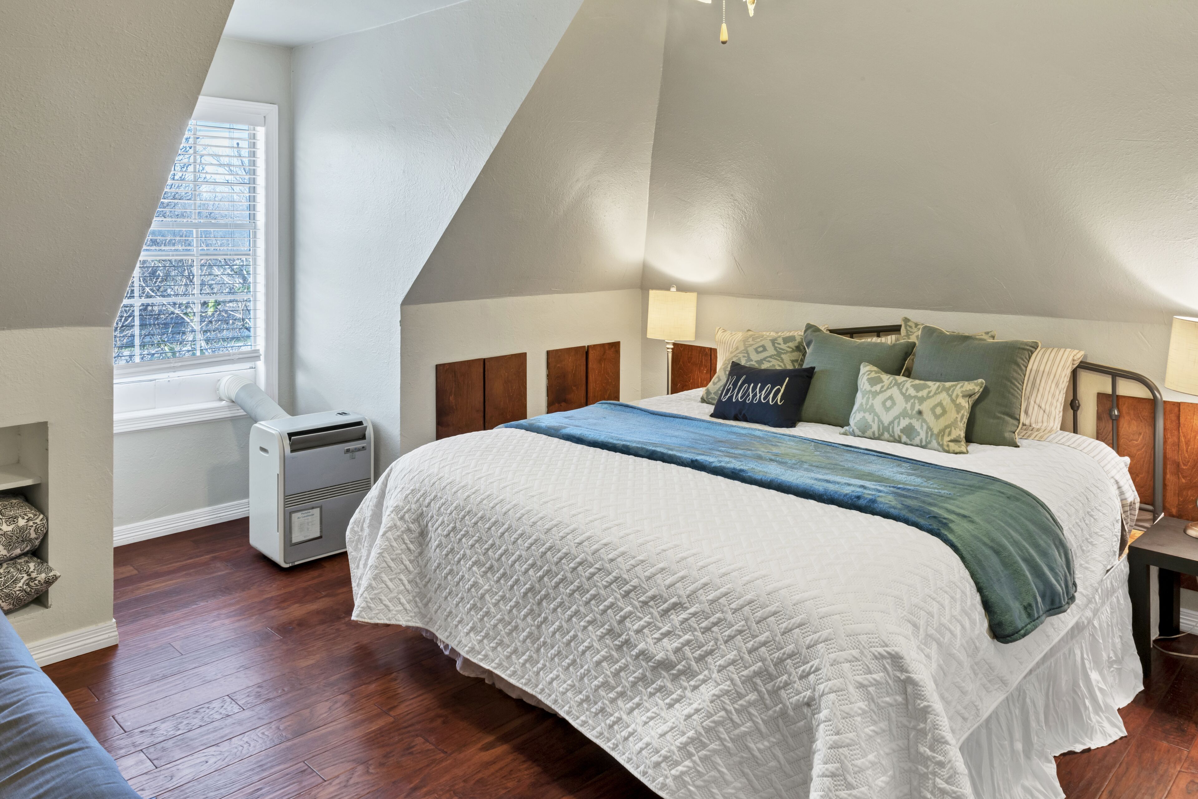 4 King beds, 2 queen beds, and a futon. Private Pool, Fast Wifi