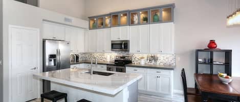 Een koelkast, een magnetron, een oven, een kookplaat