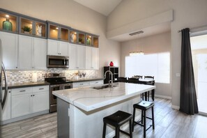 Kjøleskap, mikrobølgeovn, ovn og kokeplater