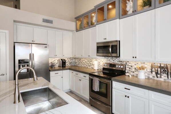 Fridge, microwave, oven, stovetop - 3 bedrooms oasis + office + private pool 🌵 (Scottsdale)