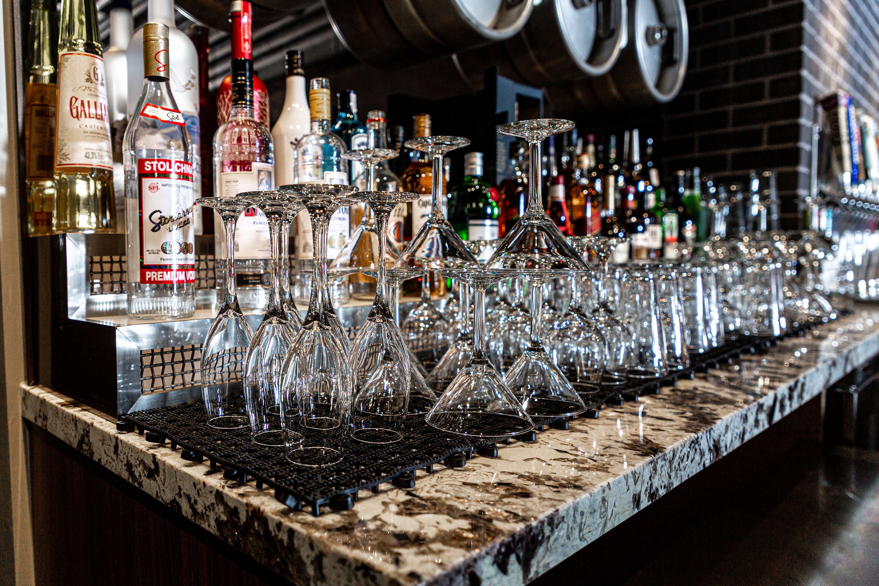 Een bar met talloze flessen en glazen.