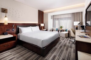 高級寝具、ピロートップベッド、セーフティボックス (室内)、デスク