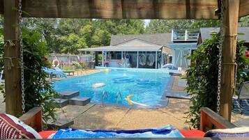 Utendørsbasseng og et oppvarmet basseng