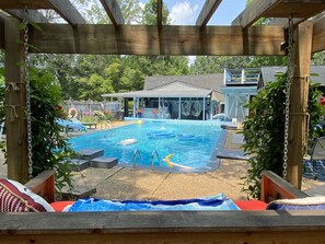 Una piscina al aire libre, una piscina climatizada
