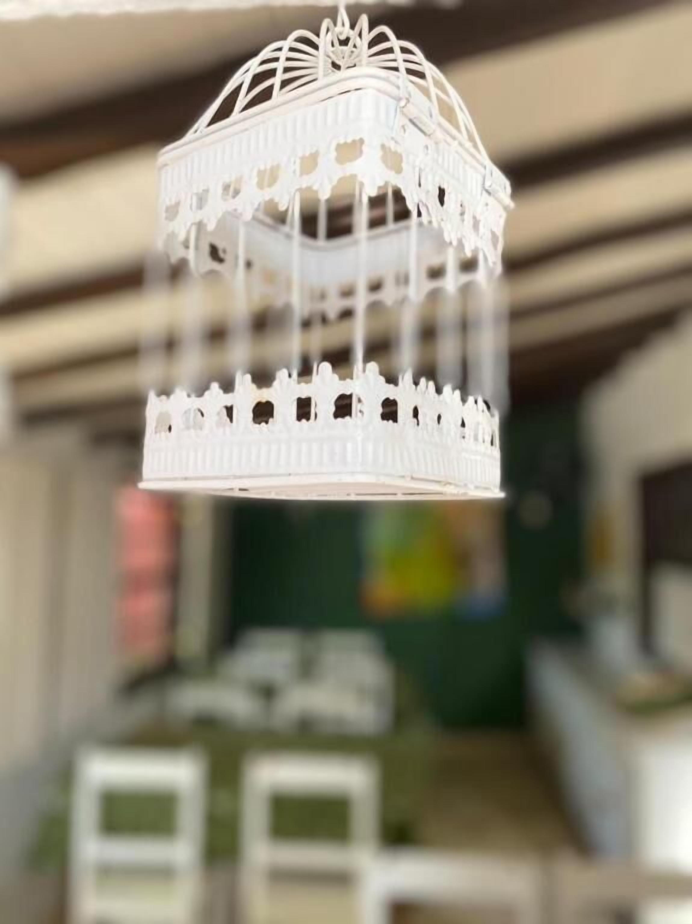 Una lámpara colgante blanca, de diseño intrincado y estructura escalonada.