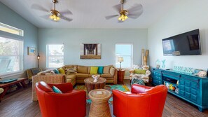 Flat-screen TV - Shared Pool, Boardwalk, Room for Boat, Golf Cart Included (Port Aransas)