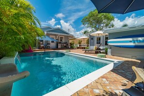 Alberca al aire libre y alberca climatizada