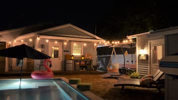 Alberca al aire libre y alberca climatizada