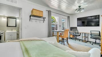 3 habitaciones, escritorio y tabla de planchar con plancha