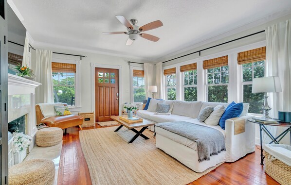 Smart TV, reproductor de DVD, juguetes y libros