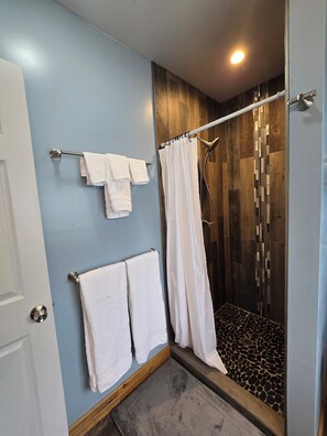 Een douche, een haardroger, handdoeken, zeep