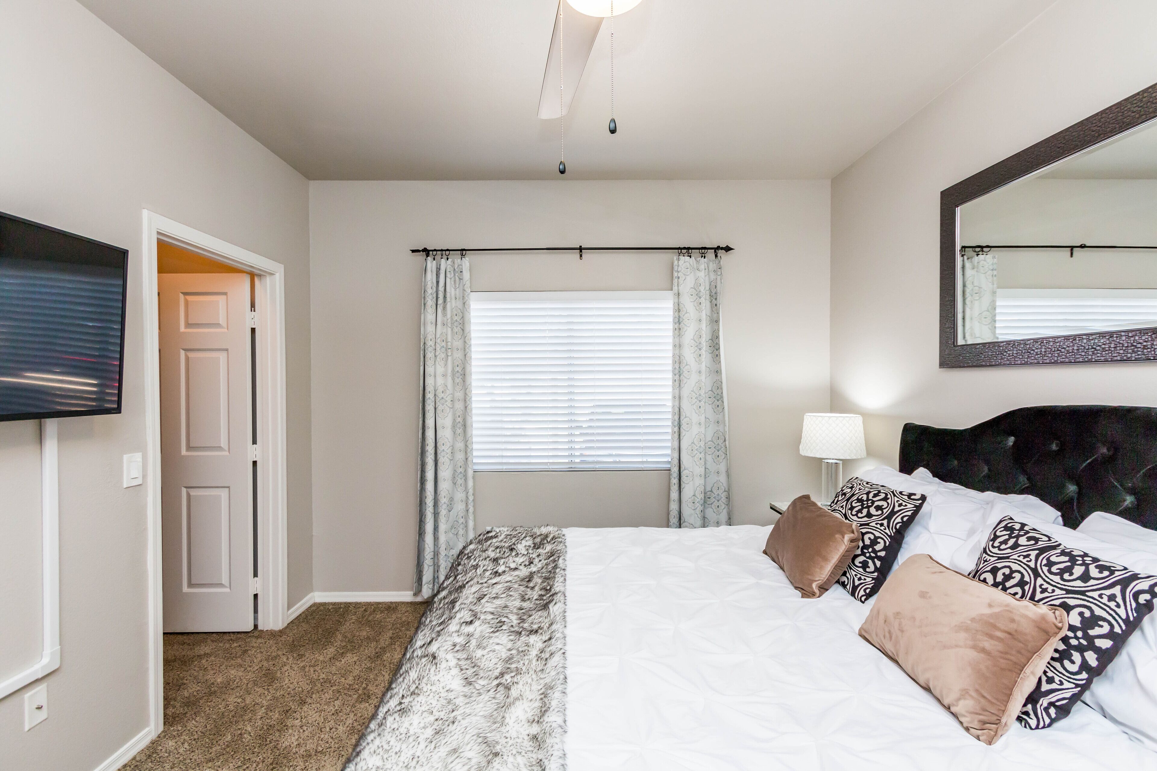 Executive 3 BR King, Close to Kierland & TPC w Parking 1025