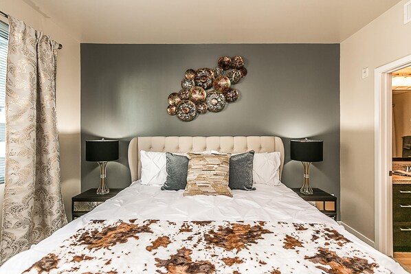 Exterior - Upscale 2 BR King, Walk to Shops & Dining w/Parking (3002) (Phoenix)
