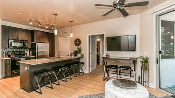 Kondominium, 2 kamar tidur, dapur | Area keluarga | Smart TV 55-inci dengan saluran TV digital dan TV