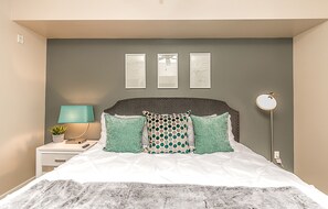 2 bedrooms, premium bedding, iron/ironing board, free WiFi - Upscale 2 BR King, Walk to Shops & Dining w/Parking (3002) (Phoenix)