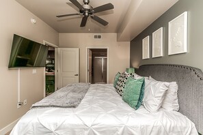 Room - Upscale 2 BR King, Walk to Shops & Dining w/Parking (3002) (Phoenix)