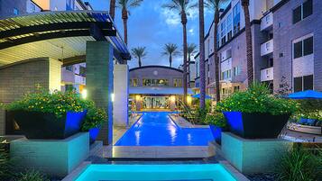 Kolam renang outdoor, dengan cabana gratis dan payung kolam renang